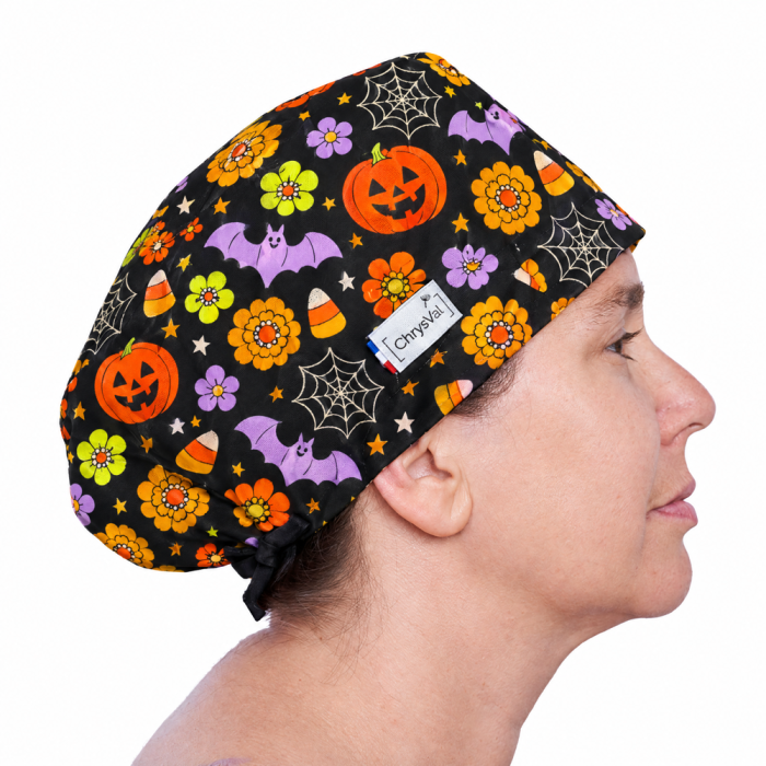 Calot couvrant Halloween Douce frayeur citrouilles et chauves-souris sur fond noir porté par une femme – ChrysVal